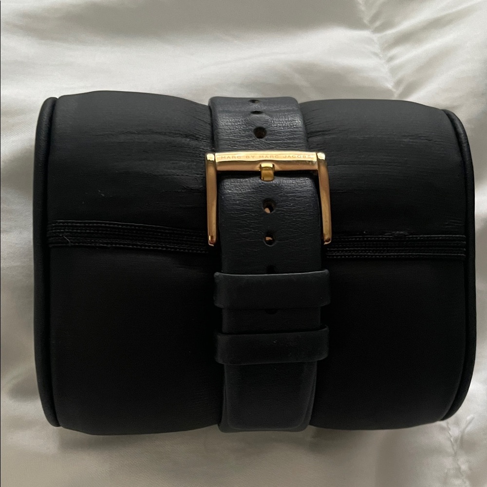 Marc Jacobs Gold and Black Dial Watch * needs battery* - Picture 3 of 6